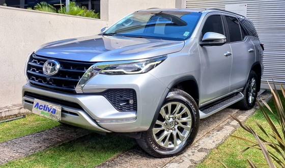 TOYOTA HILUX SW4 2.8 D-4D TURBO DIESEL SRX 4X4 AUTOMÁTICO